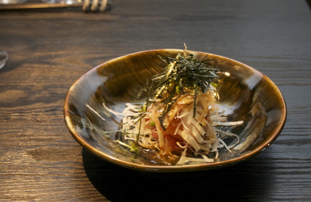 Ula: der neue japaner serviert den sake traditionell kalt ...