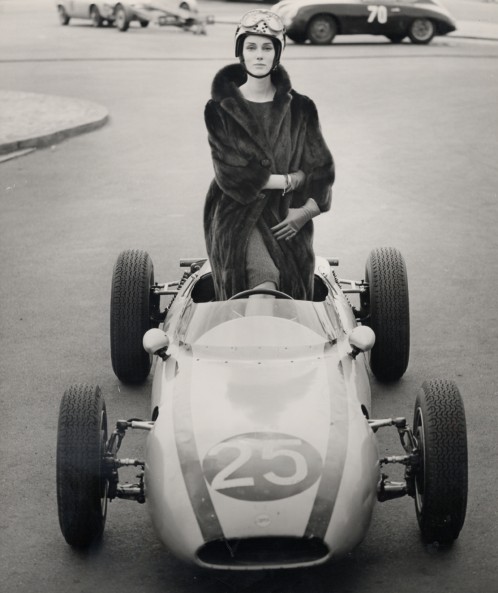 F.C. GUNDLACH: Judy Dent in Saga-Nerz auf der Avus, Berlin 1962 © F.C. Gundlach / Courtesy Kicken Berlin