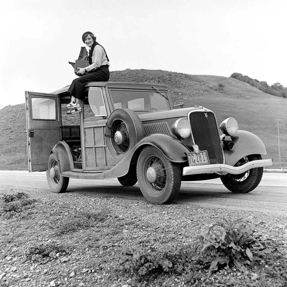 Dorothea Lange mit ihrer Graflex Kamera 1936