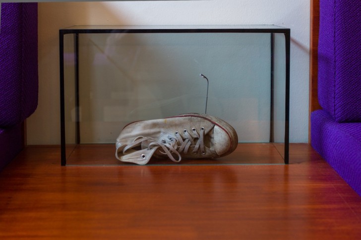Convers in der Glasvitrine von Johannes Albers