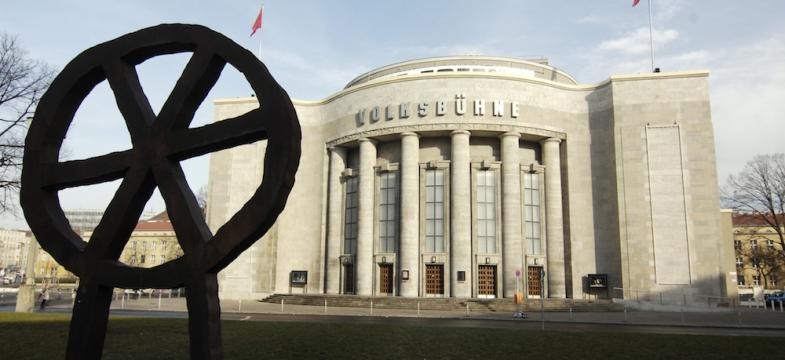 Harald Falckenberg trifft Monica Bonvicini in der Volksbühne.