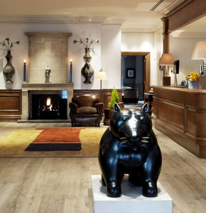 Charlotte Street Hotel: Lobby with Botero sculpture