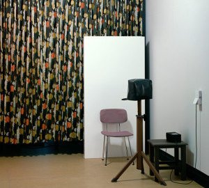 Thomas Demand: Fotoecke / Photobooth, 2009, C-Print/ Diasec, 180 x 198 cm © VG Bild-Kunst, Bonn. Courtesy Sprüth Magers Berlin London