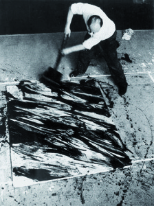 K.O. Götz bei der Arbeit in seinem Düsseldorfer Atelier, 1959