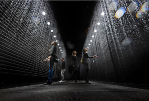 „Der reflektierende Korridor | Entwurf zum Stoppen des freien Falls, 2002Das Zentrum von Olafur Eliasson im Zentrum für internationale Lichtkunst Unna am 26. Oktober  2012