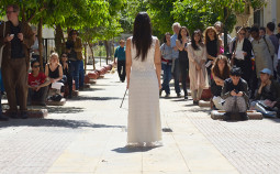 „Presencia“ Performance von Regina José Galindo (2017) in der Elpidos Straße (führt zum Victoria Square)