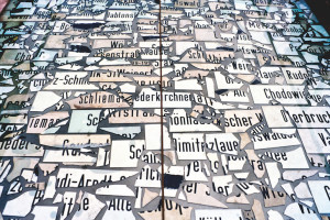 Raffael Rheinsberg, Gebrochen Deutsch, 1992/93 Zerbrochene Straßenschilder aus Ost-Berlin, ca. 1.770 Teile, 300 x 500 cm, Außeninstallation vor dem Martin-Gropius-Bau, Berlin, 1993 Foto: Jens Rönnau, Kiel