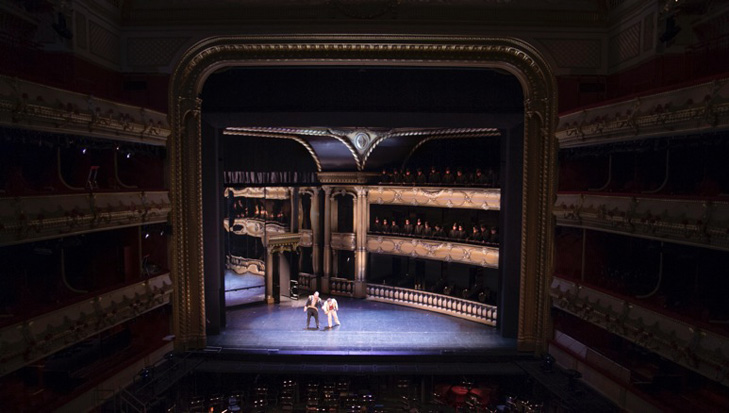 Philipp Fürhofer. Bühnenbild Les Vepres Siliciennes. Royal Opera House London. Foto: Tino Seubert